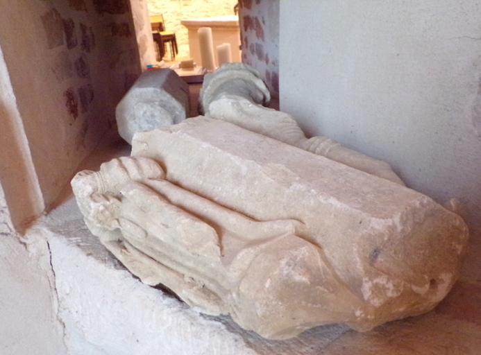 fragment de calvaire, deux statues du Christ et de la Vierge