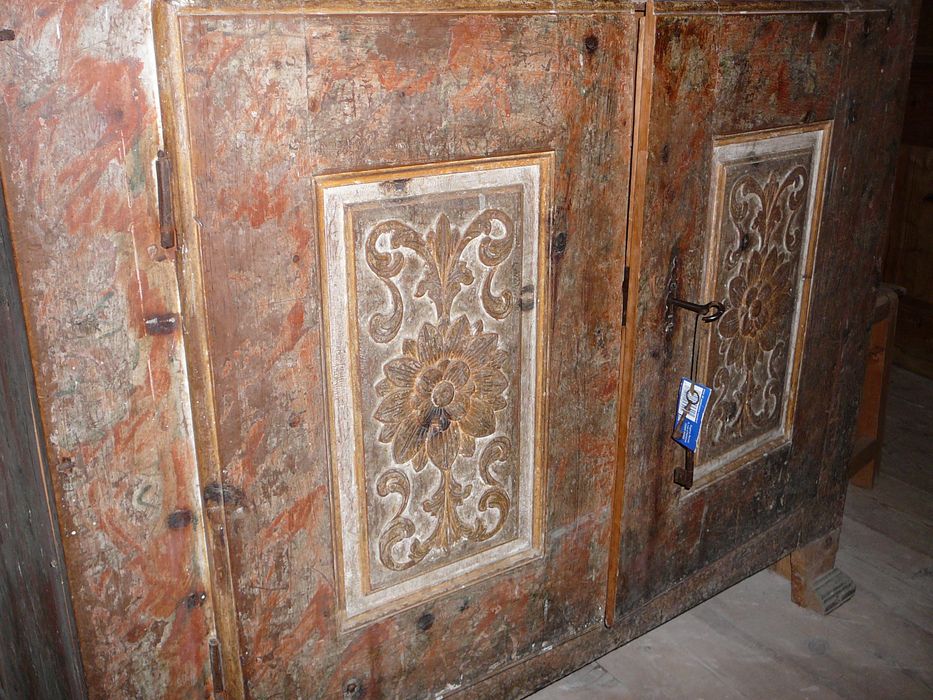 armoire aux vases sacrés, vue partielle - © Ministère de la Culture (France), Conservation des antiquités et des objets d’art des Hautes-Alpes - Tous droits réservés