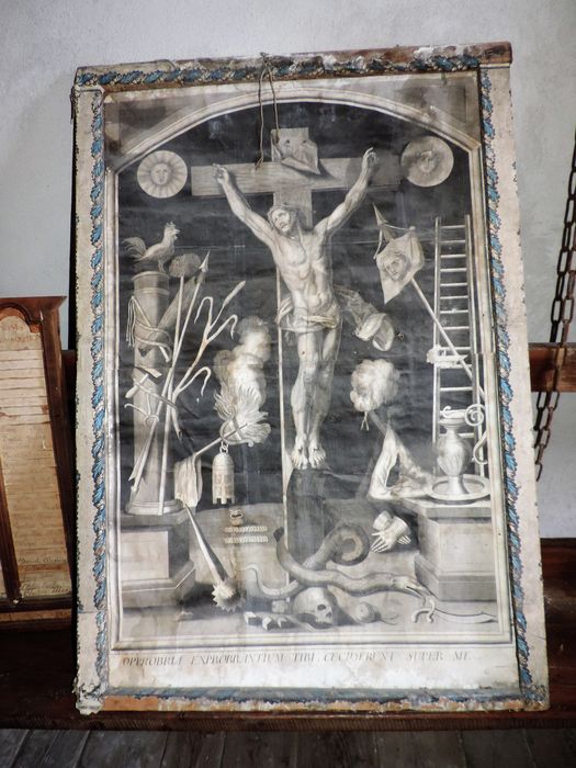 gravure : Christ en croix entouré des instruments de la Passion - © Ministère de la Culture (France), Conservation des antiquités et des objets d’art des Hautes-Alpes - Tous droits réservés