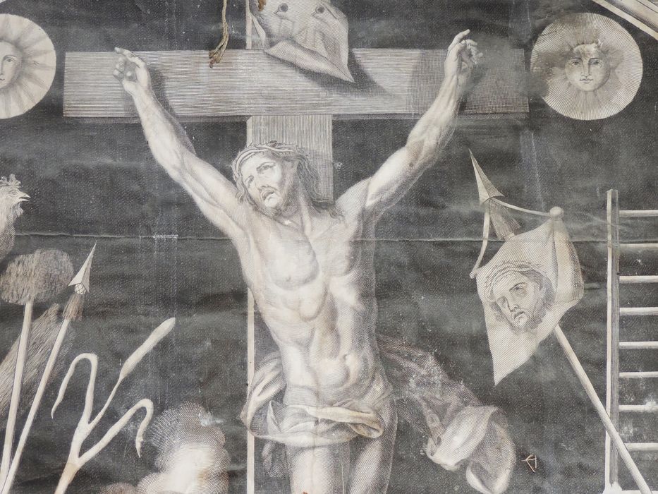 gravure : Christ en croix entouré des instruments de la Passion, détail - © Ministère de la Culture (France), Conservation des antiquités et des objets d’art des Hautes-Alpes - Tous droits réservés
