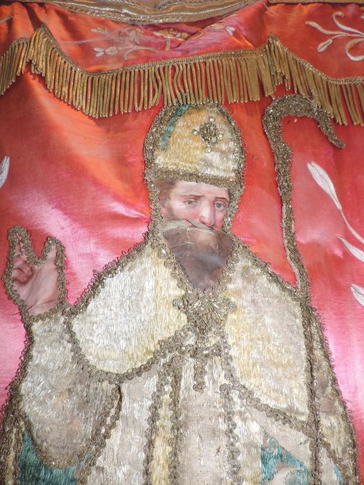 bannière de procession, face saint Evêque, détail - © Ministère de la Culture (France), Conservation des antiquités et des objets d’art des Hautes-Alpes - Tous droits réservés