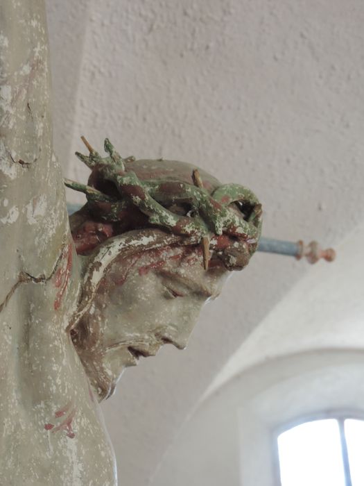 croix de procession, détail du profil droit du Christ - © Ministère de la Culture (France), Conservation des antiquités et des objets d’art des Hautes-Alpes - Tous droits réservés