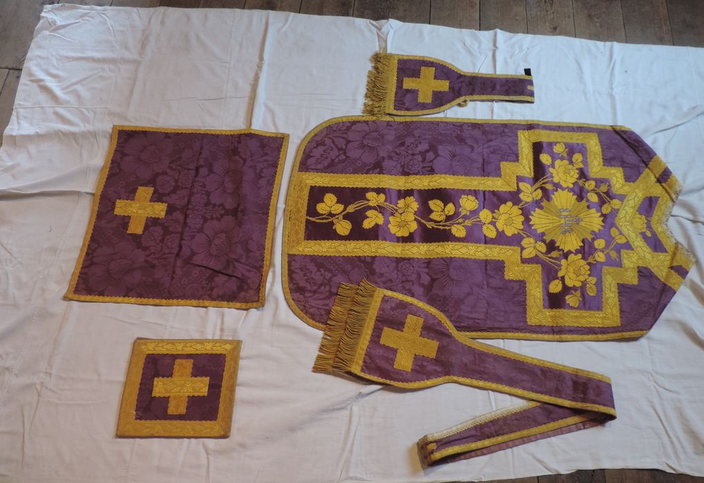 chasuble, étole, manipule, bourse de corporal, voile de calice