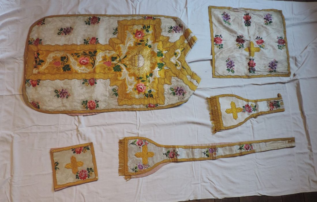 chasuble, manipule, bourse de corporal, voile de calice,étole