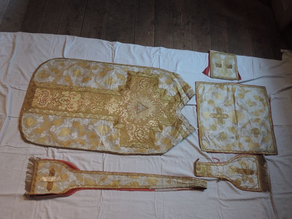 chasuble, voile de calice, étole, manipule, bourse de corporal - © Ministère de la Culture (France), Conservation des antiquités et des objets d’art des Hautes-Alpes - Tous droits réservés