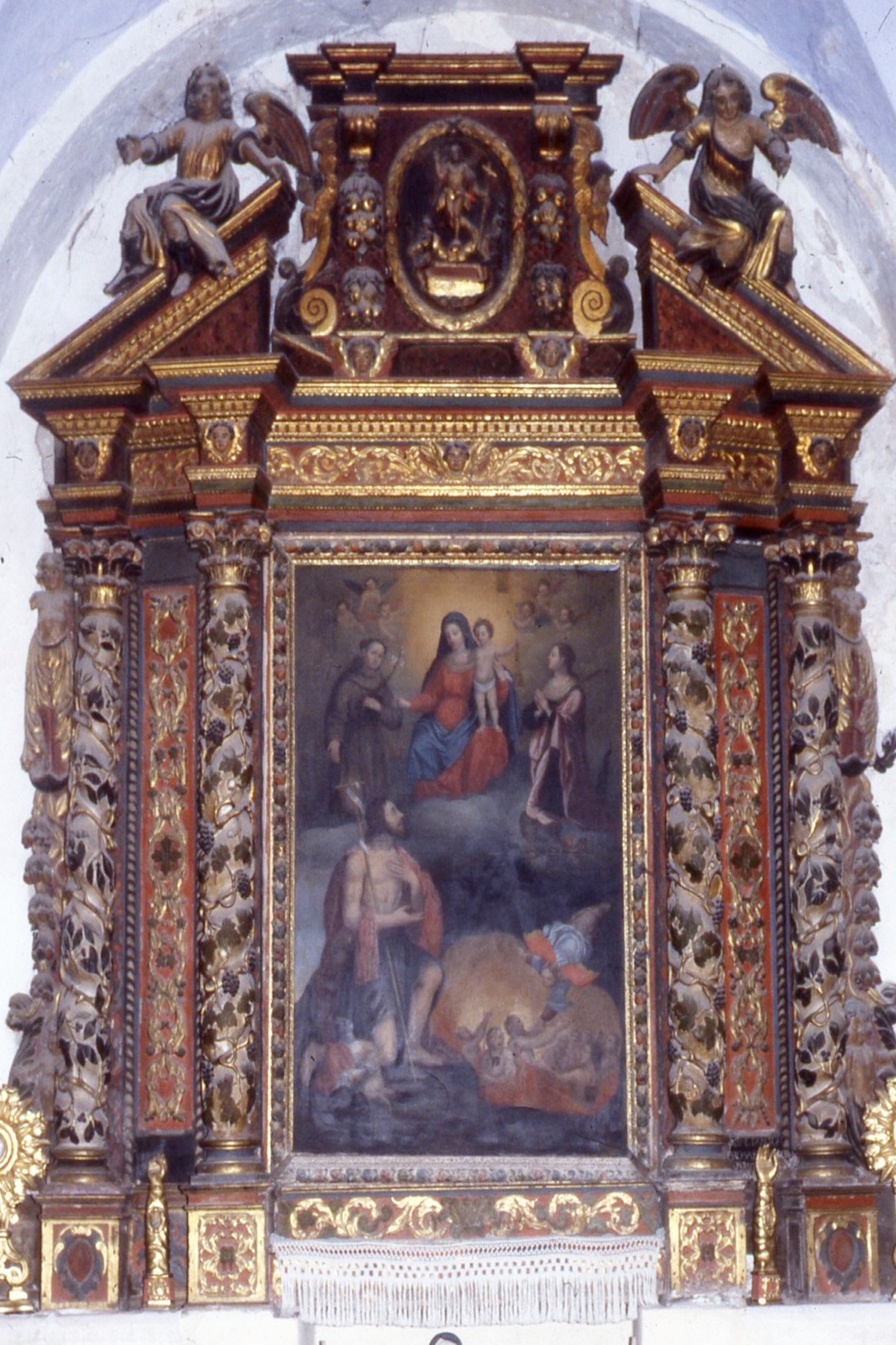 autel et retable de Notre Dame du Mont Carmel avec son tableau figurant les Âmes du Purgatoire - © Ministère de la Culture (France), Conservation des antiquités et objets d'art des Alpes Maritimes – Tous droits réservés