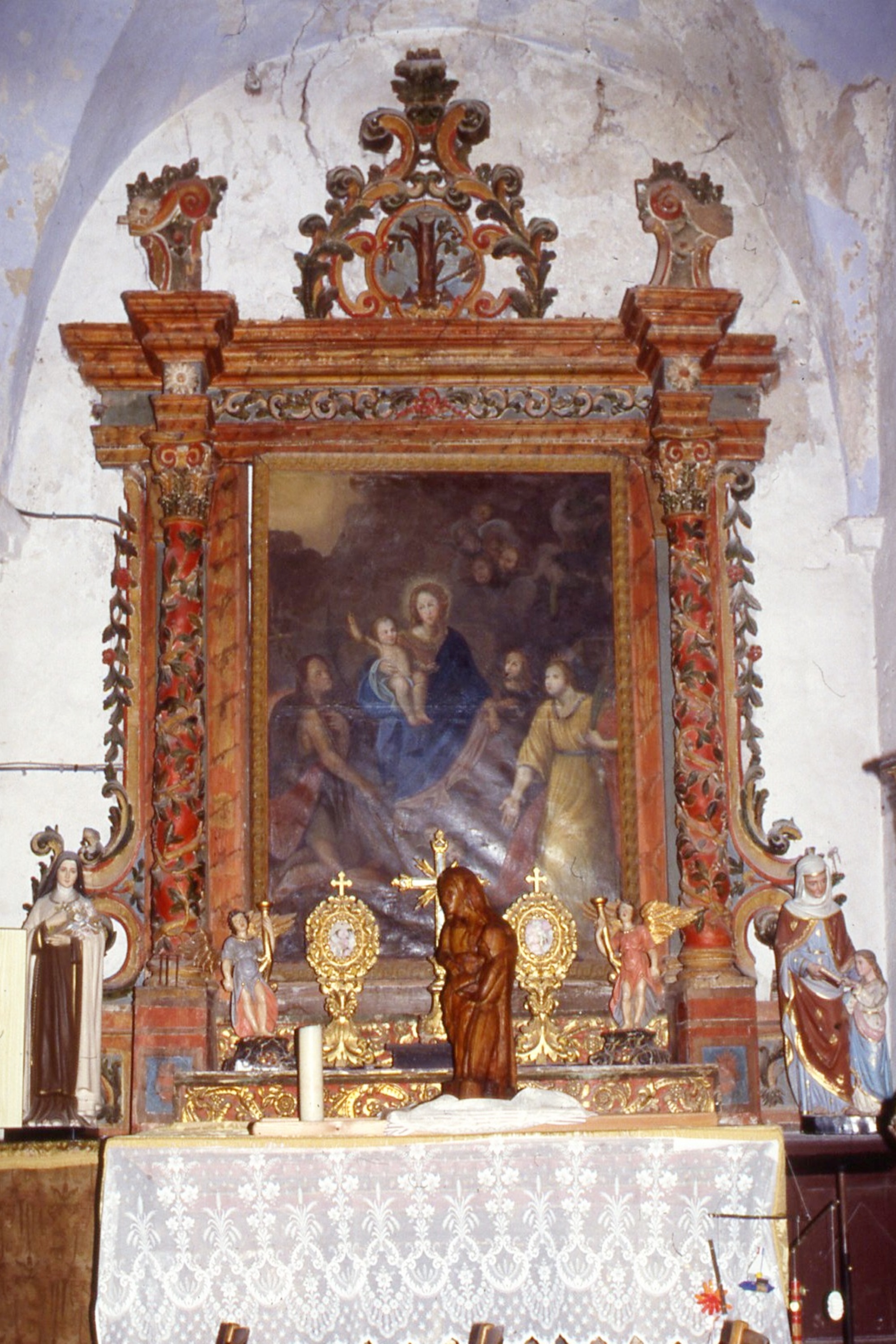 autel et retable de la Vierge Marie avec son tableau figurant des saints protecteurs - © Ministère de la Culture (France), Conservation des antiquités et objets d'art des Alpes Maritimes – Tous droits réservés