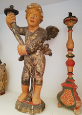 statuette en pied : angelot porte-cierge - © Ministère de la Culture (France), Conservation des antiquités et objets d'art des Alpes Maritimes – Tous droits réservés