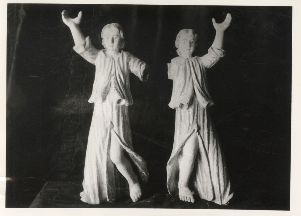 anges porte-flambeau ou cérophéraires