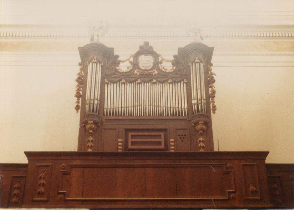 Orgue de tribune : tribune d'orgue ; partie instrumentale de l'orgue ; banc d'orgue