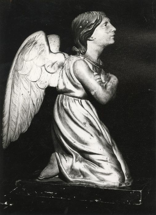 statue (statuette) : Ange agenouillé