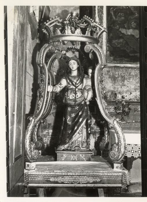 statue de la Vierge sous son dais de procession