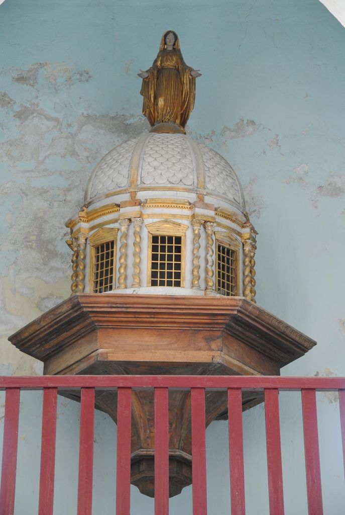 tribune : dôme d’un ancien tabernacle, vue générale