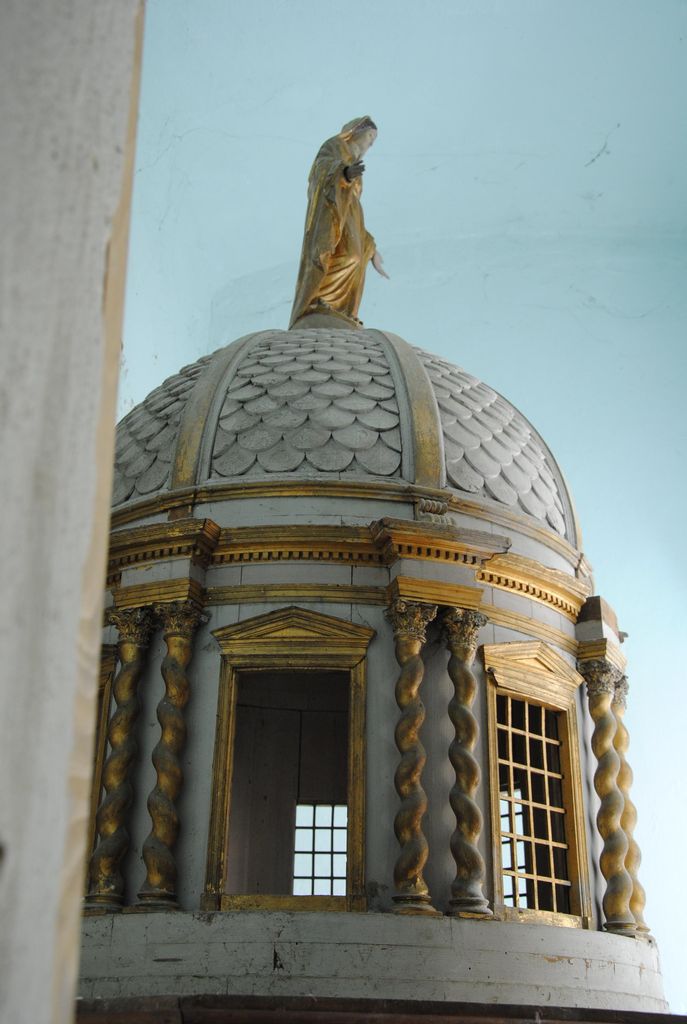 tribune : dôme d’un ancien tabernacle, vue générale