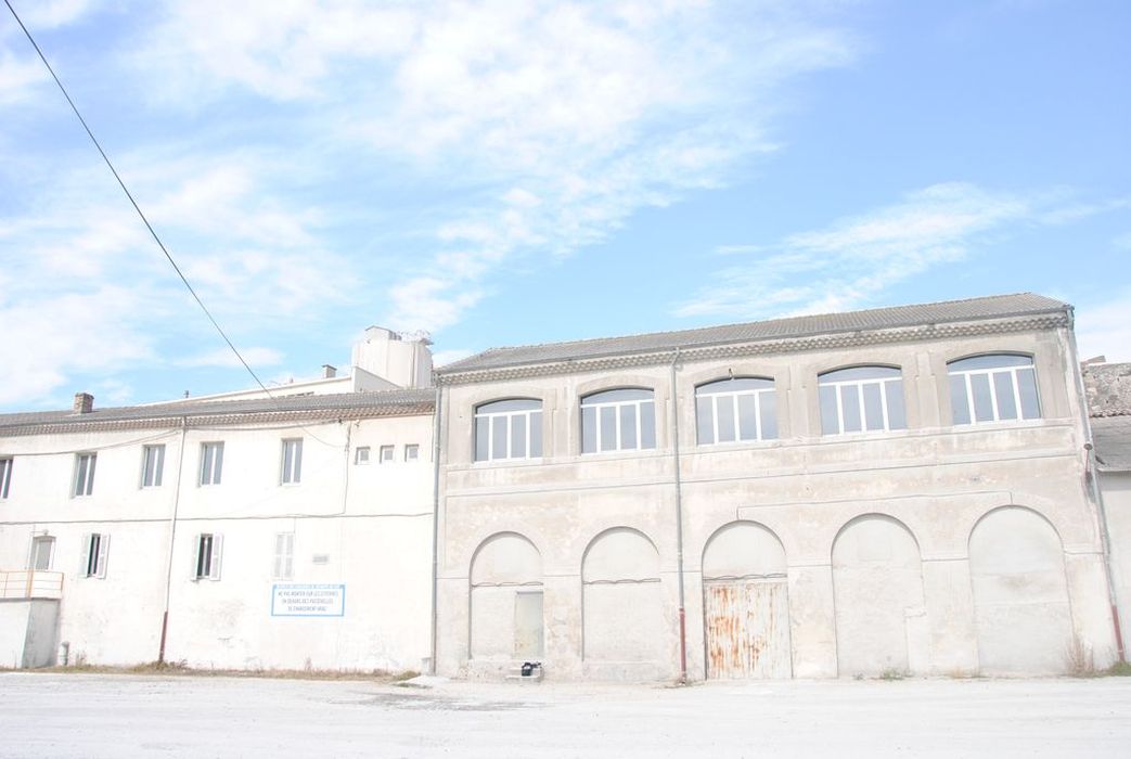 Usine de chaux - cimenterie Lafarge, chapelle Saint-Victor de la cité Blanche, vue partielle