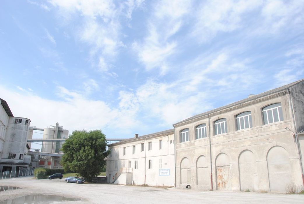 Usine de chaux - cimenterie Lafarge, chapelle Saint-Victor de la cité Blanche, vue partielle