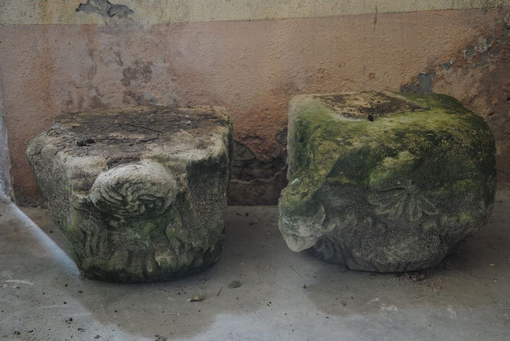 chapiteaux, vue générale - © Ministère de la Culture (France), Médiathèque du patrimoine et de la photographie, Conservation des antiquités et des objets d’art de l’Ardèche – Tous droits réservés