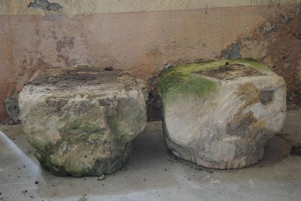 chapiteaux, vue générale - © Ministère de la Culture (France), Médiathèque du patrimoine et de la photographie, Conservation des antiquités et des objets d’art de l’Ardèche – Tous droits réservés