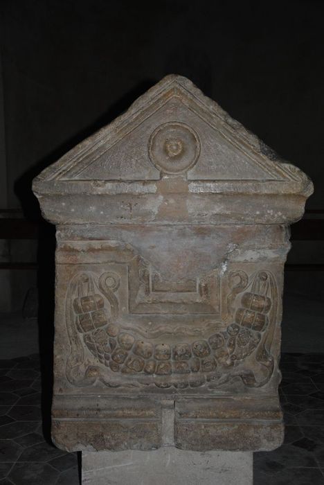 sarcophage, vue générale d’un des petits côtés