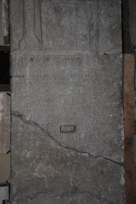 stèle, vue partielle - © Ministère de la Culture (France), Médiathèque du patrimoine et de la photographie, Conservation des antiquités et des objets d’art de l’Ardèche – Tous droits réservés