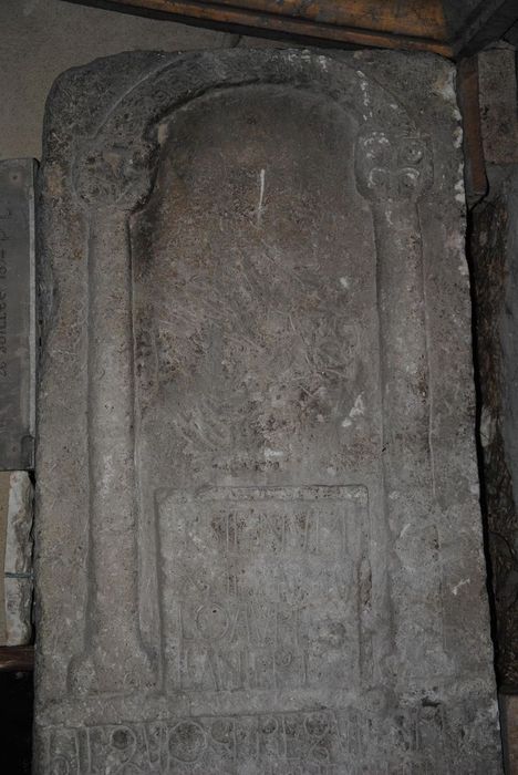 stèle, vue partielle - © Ministère de la Culture (France), Conservation des antiquités et des objets d’art de l’Ardèche – Tous droits réservés