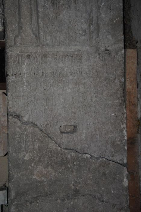 stèle, vue partielle - © Ministère de la Culture (France), Conservation des antiquités et des objets d’art de l’Ardèche – Tous droits réservés