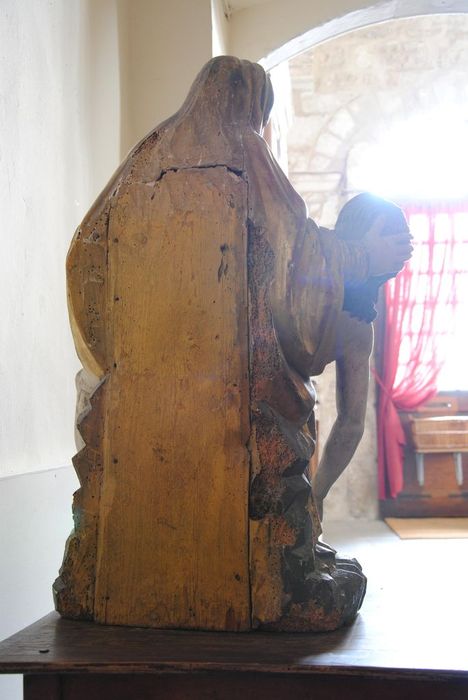 groupe sculpté : Vierge de Pitié, vue générale du revers - © Ministère de la Culture (France), Médiathèque du patrimoine et de la photographie, Conservation des antiquités et des objets d’art de l’Ardèche – Tous droits réservés