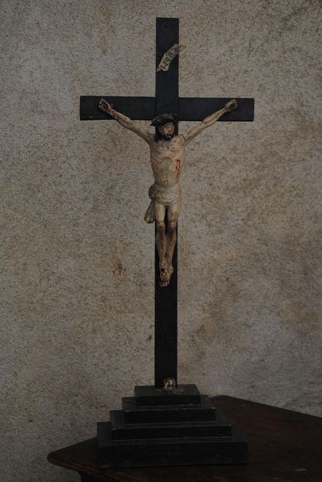 crucifix sur socle, vue générale