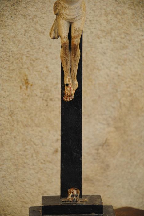 crucifix sur socle, détail