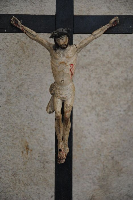 crucifix sur socle, vue partielle