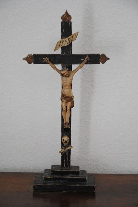 crucifix sur socle, vue générale