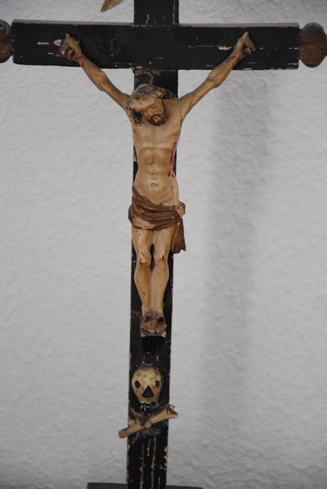 crucifix sur socle, vue partielle