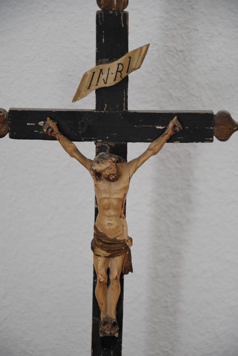 crucifix sur socle, vue partielle