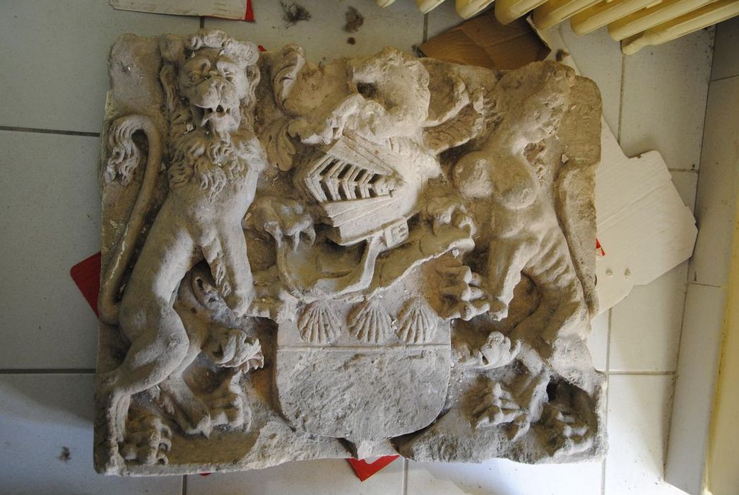 bas-relief : armoiries des Fayn de Rochemaure ou Rochepierre, vue générale - © Ministère de la Culture (France), Médiathèque du patrimoine et de la photographie, Conservation des antiquités et des objets d’art de l’Ardèche – Tous droits réservés