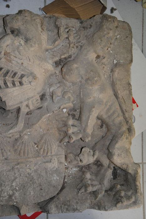 bas-relief : armoiries des Fayn de Rochemaure ou Rochepierre, vue partielle - © Ministère de la Culture (France), Conservation des antiquités et des objets d’art de l’Ardèche – Tous droits réservés