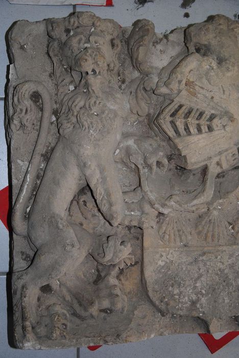 bas-relief : armoiries des Fayn de Rochemaure ou Rochepierre, vue partielle - © Ministère de la Culture (France), Médiathèque du patrimoine et de la photographie, Conservation des antiquités et des objets d’art de l’Ardèche – Tous droits réservés