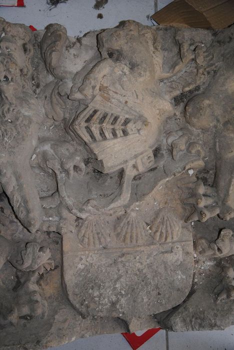 bas-relief : armoiries des Fayn de Rochemaure ou Rochepierre, vue partielle - © Ministère de la Culture (France), Médiathèque du patrimoine et de la photographie, Conservation des antiquités et des objets d’art de l’Ardèche – Tous droits réservés