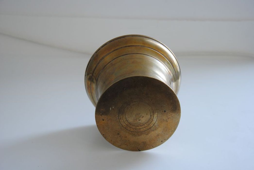 mortier, détail du revers de la base - © Ministère de la Culture (France), Médiathèque du patrimoine et de la photographie, Conservation des antiquités et des objets d’art de l’Ardèche – Tous droits réservés