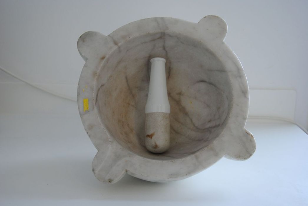 mortier et son pilon, vue générale - © Ministère de la Culture (France), Médiathèque du patrimoine et de la photographie, Conservation des antiquités et des objets d’art de l’Ardèche – Tous droits réservés