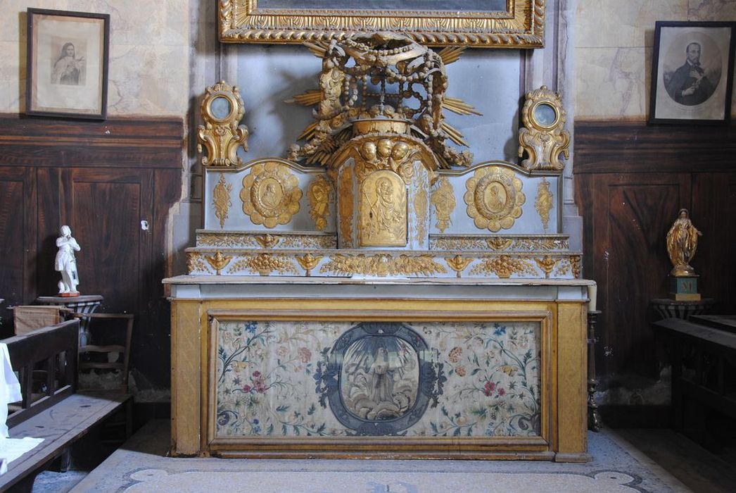 autel, antependium, gradin d'autel, tabernacle, 2 reliquaires, vue générale - © Ministère de la Culture (France), Conservation des antiquités et des objets d’art de l’Ardèche – Tous droits réservés