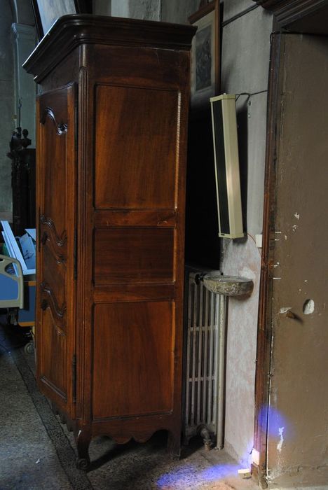 armoire, vue générale du petit côté droit - © Ministère de la Culture (France), Conservation des antiquités et des objets d’art de l’Ardèche – Tous droits réservés