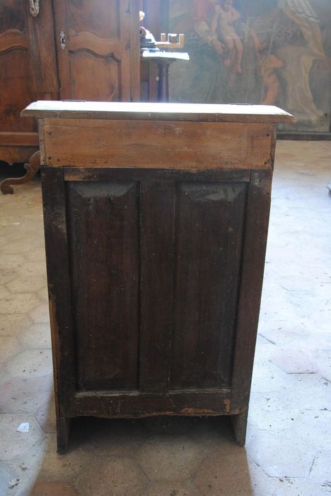 agenouilloir, vue générale du revers - © Ministère de la Culture (France), Médiathèque du patrimoine et de la photographie, Conservation des antiquités et des objets d’art de l’Ardèche – Tous droits réservés
