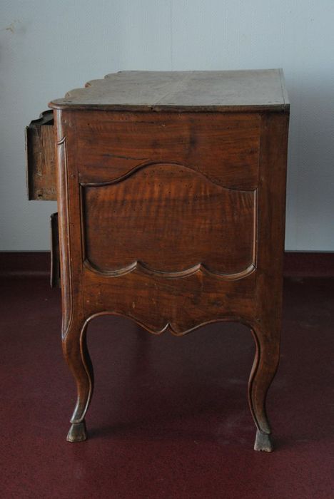 meuble de sacristie : commode de sacristie, vue générale du petit côté droit - © Ministère de la Culture (France), Médiathèque du patrimoine et de la photographie, Conservation des antiquités et des objets d’art de l’Ardèche – Tous droits réservés