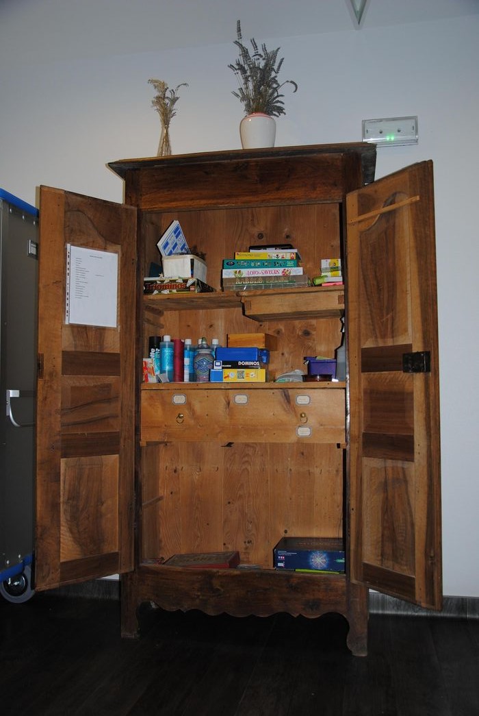 meuble de sacristie : armoire, vue générale - © Ministère de la Culture (France), Médiathèque du patrimoine et de la photographie, Conservation des antiquités et des objets d’art de l’Ardèche – Tous droits réservés