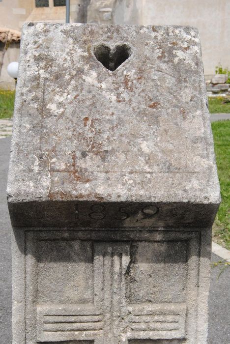cadran solaire, détail - © Ministère de la Culture (France), Médiathèque du patrimoine et de la photographie, Conservation des antiquités et des objets d’art de l’Ardèche – Tous droits réservés