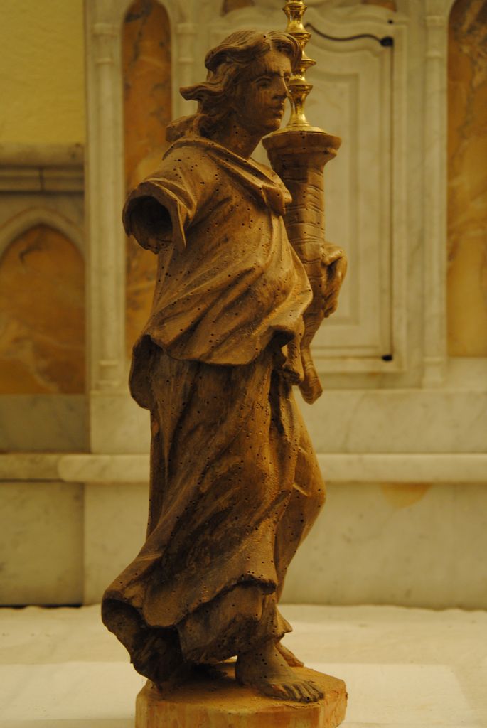 statue : Ange porte-flambeau, profil droit, vue générale