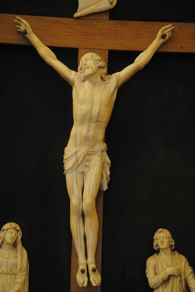 groupe sculpté : Crucifixion, Christ Vierge saint Jean sainte femme, détail