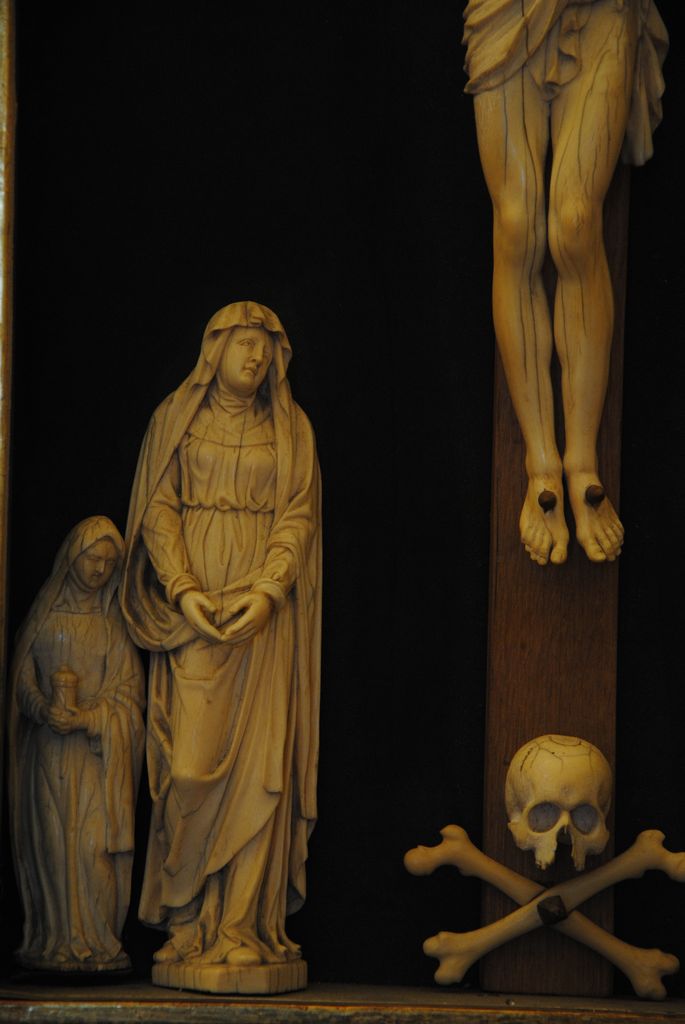 groupe sculpté : Crucifixion, Christ Vierge saint Jean sainte femme, détail