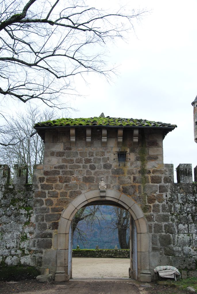 Château de Chazotte, porche d’accès à la cour, vue générale