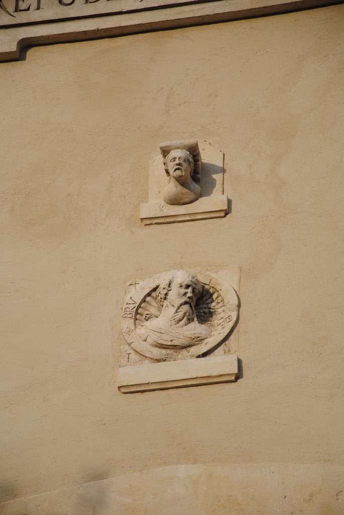 bas-relief : Brutus, corbeau : tête d’homme, vue générale - © Ministère de la Culture (France), Médiathèque du patrimoine et de la photographie, Conservation des antiquités et des objets d’art de l’Ardèche – Tous droits réservés